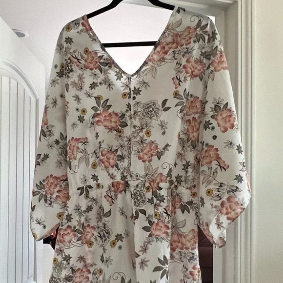 Umgee Floral Romper with Lace V-neckline Size Medium - Picture 4 of 8